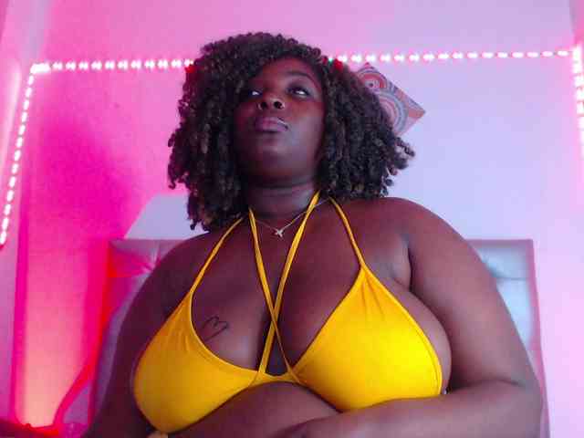 ebony-NeighborMoans webcam