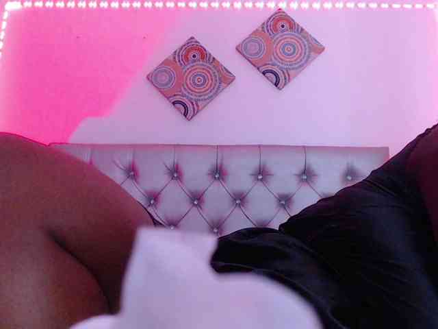 ebony-NeighborMoans webcam