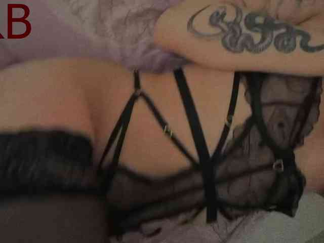 MiraBella10 Live Webcam on BongaCams