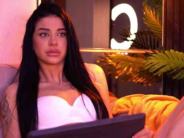 ArinaRhodes webcam