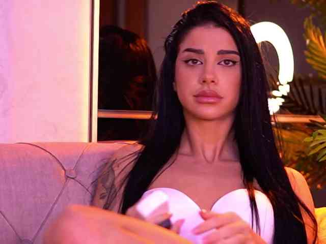 ArinaRhodes webcam