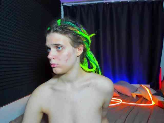 KIKIKrash webcam