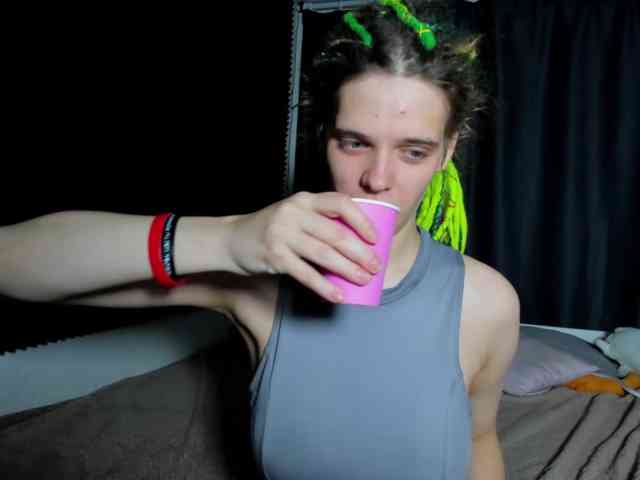KIKIKrash webcam