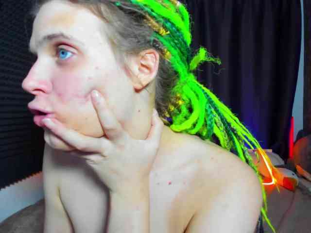 KIKIKrash webcam