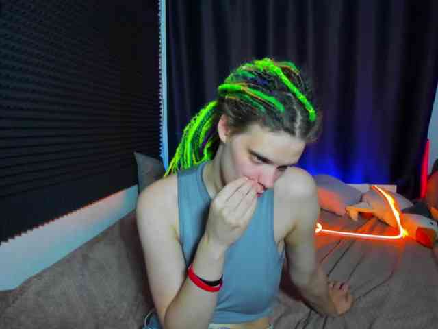 KIKIKrash webcam