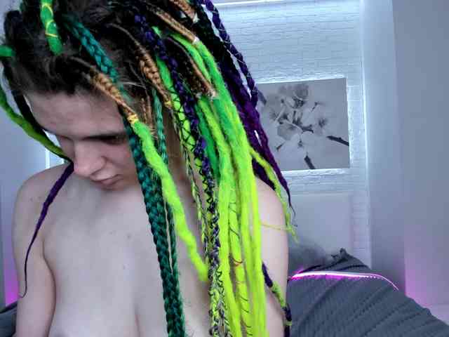 KIKIKrash webcam