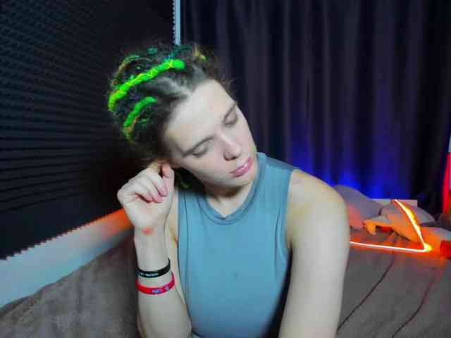 KIKIKrash webcam
