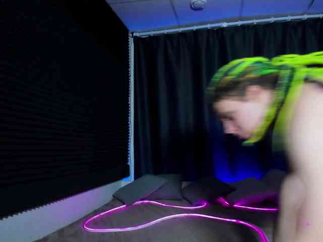 KIKIKrash webcam
