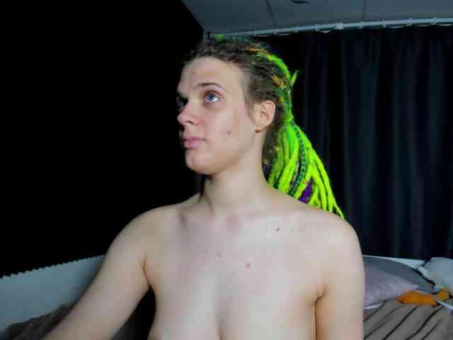 KIKIKrash webcam