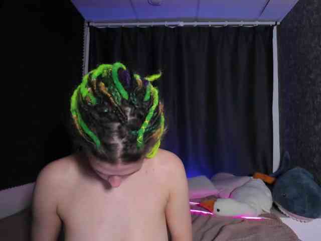 KIKIKrash webcam