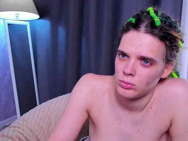 KIKIKrash webcam
