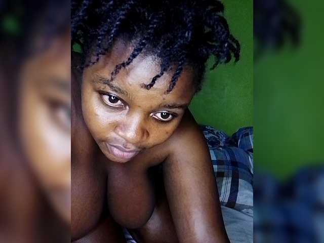 bigtitsqueen33's BongaCams show and profile