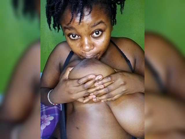 bigtitsqueen33's BongaCams show and profile