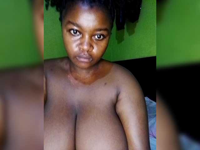 bigtitsqueen33's BongaCams show and profile