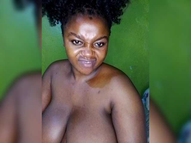 bigtitsqueen33's BongaCams show and profile