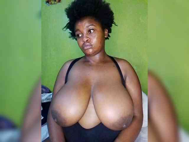 bigtitsqueen33 webcam