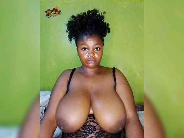 bigtitsqueen33 webcam