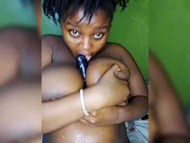 bigtitsqueen33 webcam