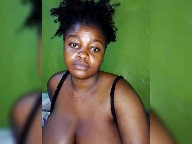 bigtitsqueen33 webcam