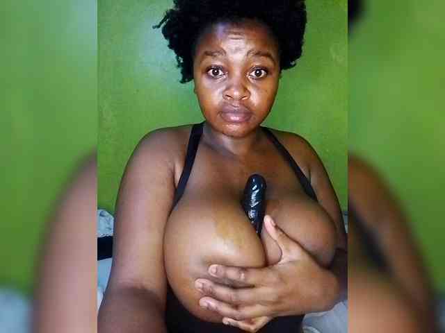 bigtitsqueen33 webcam