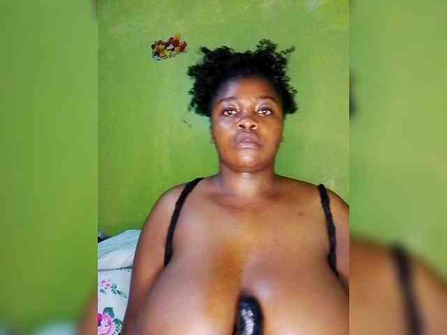 bigtitsqueen33 webcam