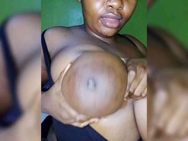 bigtitsqueen33 webcam