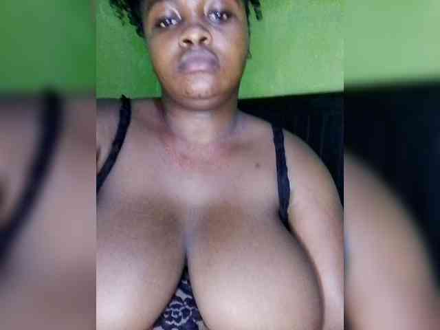 bigtitsqueen33 webcam