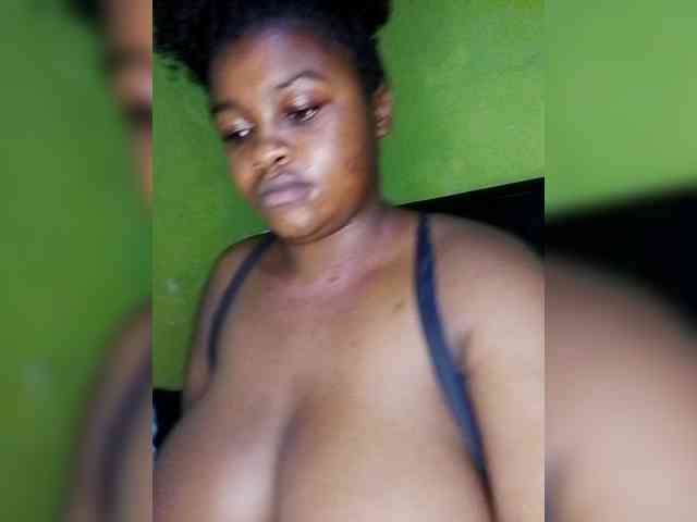 bigtitsqueen33 webcam