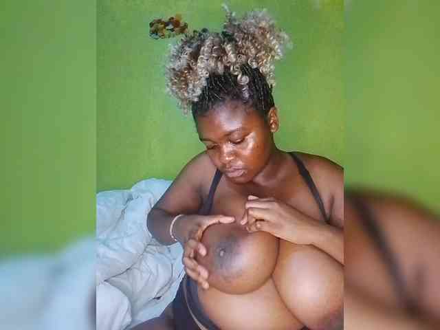 bigtitsqueen33 webcam