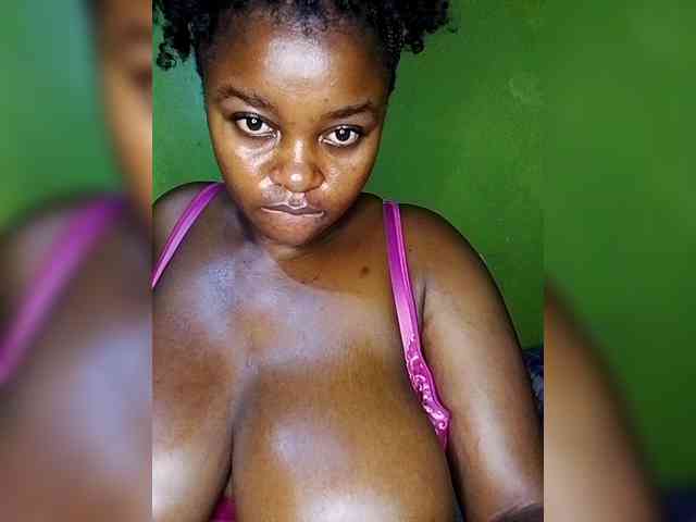 bigtitsqueen33 webcam