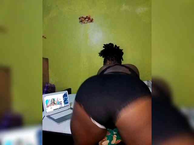 bigtitsqueen33 webcam