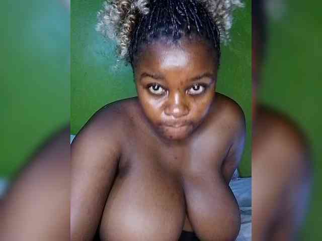 bigtitsqueen33 webcam