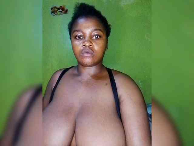 bigtitsqueen33 webcam