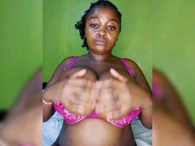 bigtitsqueen33 webcam