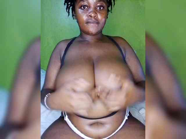 bigtitsqueen33 webcam