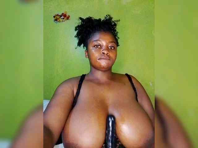 bigtitsqueen33 webcam