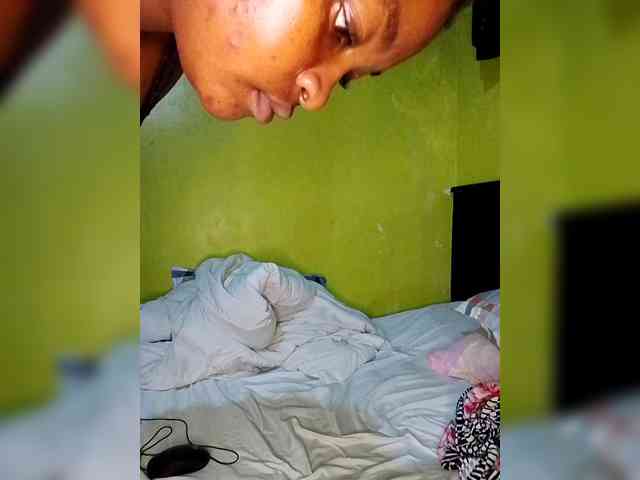 bigtitsqueen33 webcam