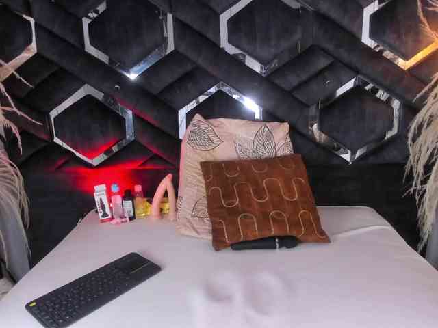 Zoe-Johnson Zoe-Johnson