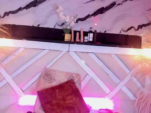 Zoe-Johnson Zoe-Johnson