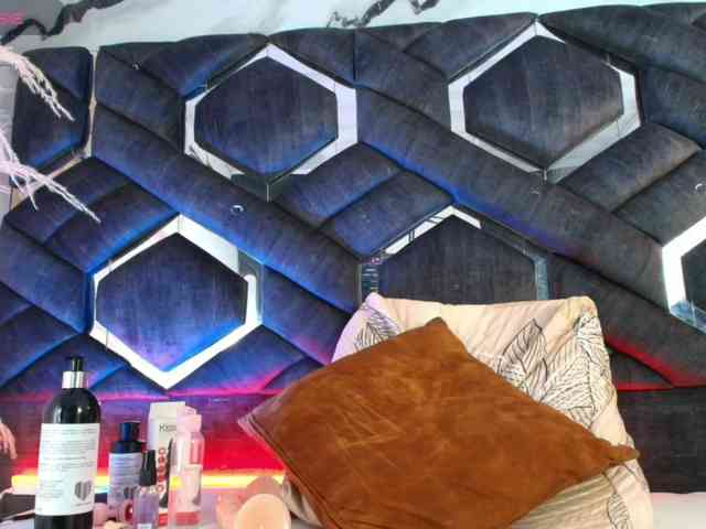 Zoe-Johnson Zoe-Johnson