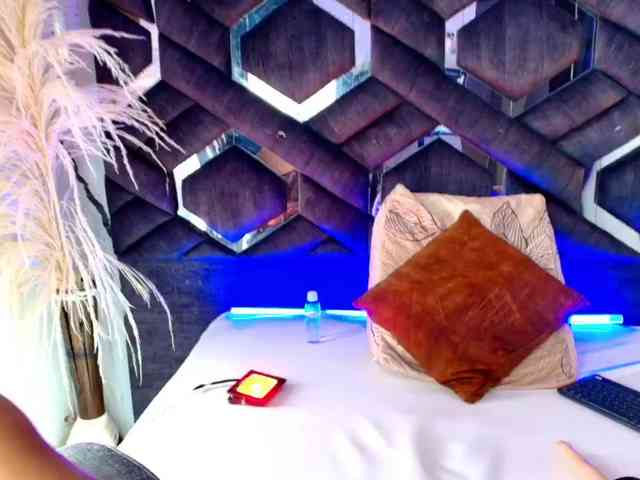 Zoe-Johnson Zoe-Johnson