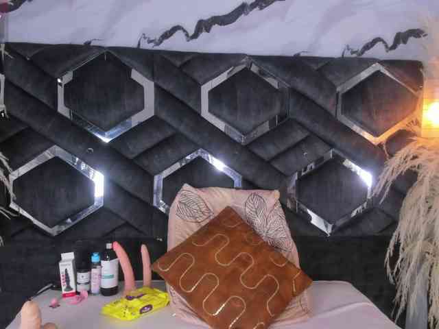 Zoe-Johnson Zoe-Johnson