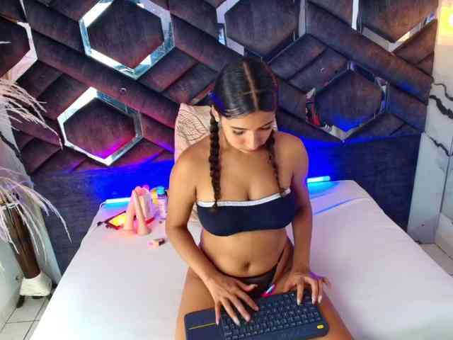 Zoe-Johnson Zoe-Johnson