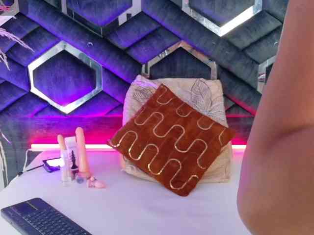 Zoe-Johnson Zoe-Johnson