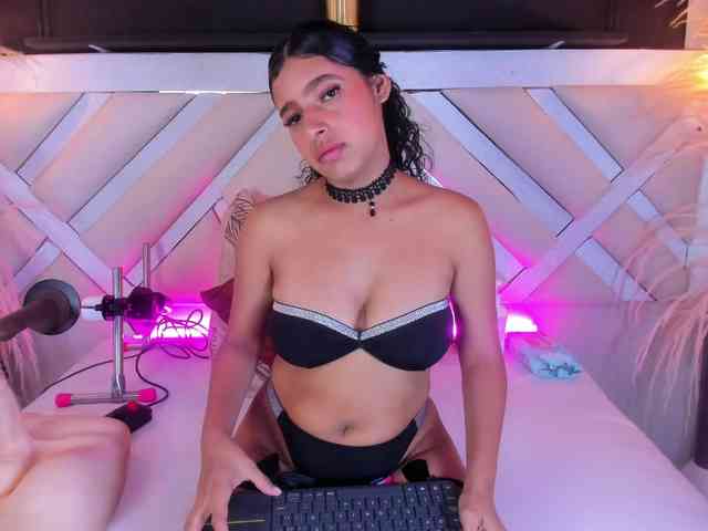 Zoe-Johnson Zoe-Johnson