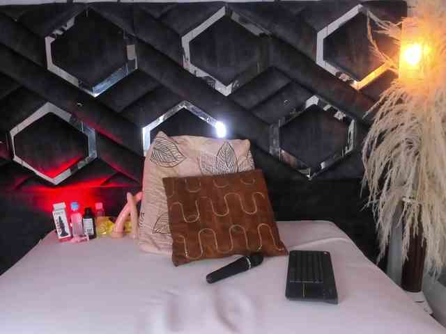 Zoe-Johnson Zoe-Johnson