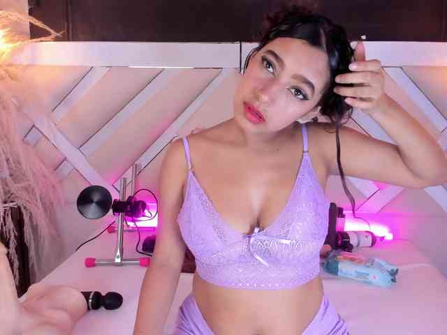 Zoe-Johnson Zoe-Johnson