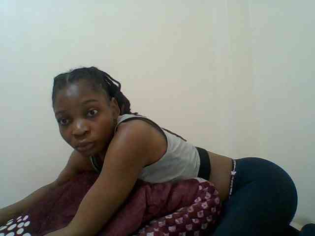 Brianna (27, Black Cam Girl) performing squirt.