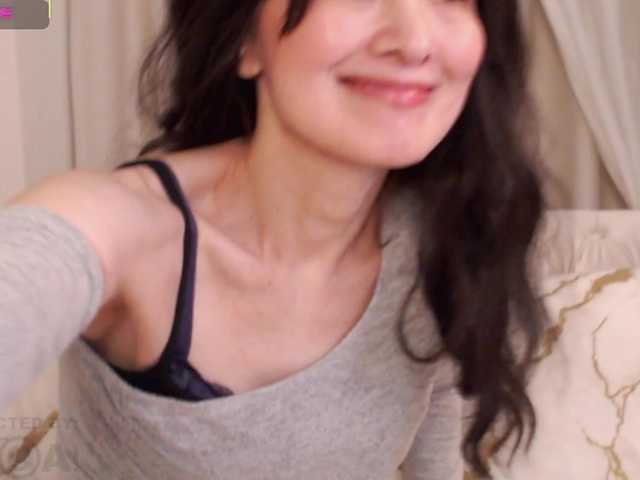 Laydee-E's BongaCams show and profile