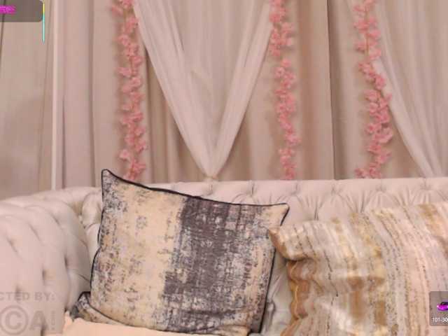 Laydee-E's BongaCams show and profile